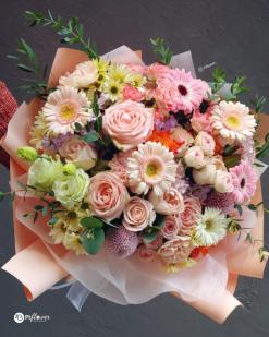 딸이 친정맘의 칠순을 축하하며 보낸 꽃택배[파이플라워 꽃다발의 특징 1. 화형이 큰 꽃을 많이 쓴다 2.화려한 색감을 많이 쓴다 3.꼭 향이 있는 꽃을 함께쓴다 4.그린소재는조금]