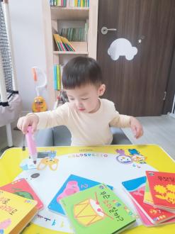 뽀로로책상 덕분에 자유시간이 늘어난 엄마는 싱글벙글 :)